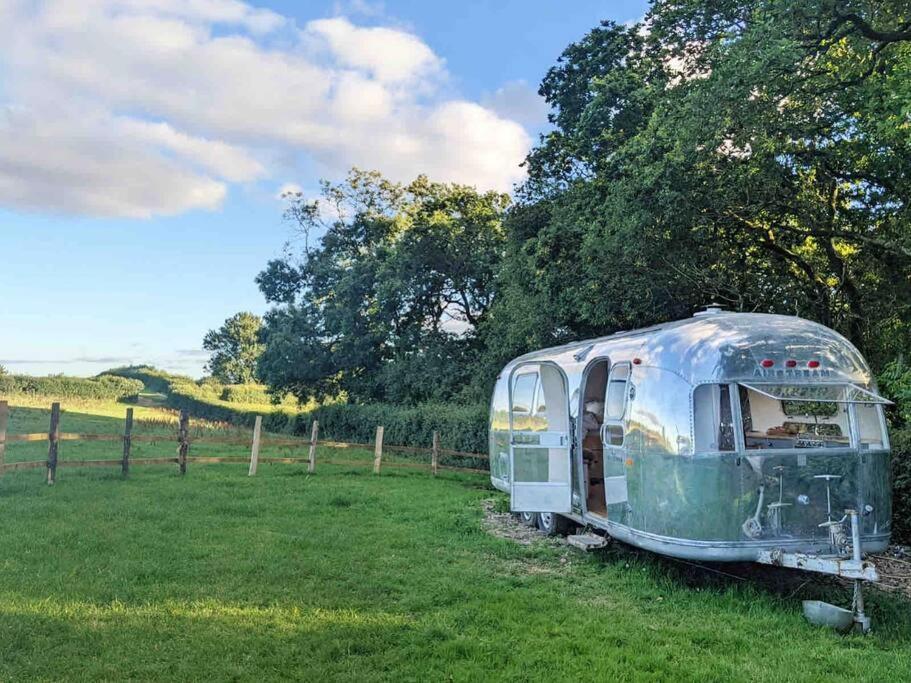 Airstream, Vintage American Caravan & Hottub Ashburton Exterior foto