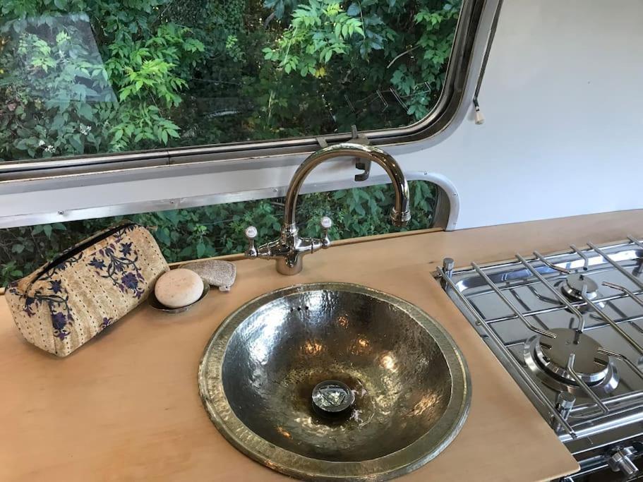 Airstream, Vintage American Caravan & Hottub Ashburton Exterior foto