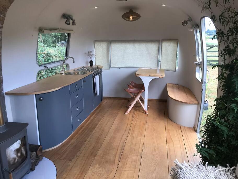 Airstream, Vintage American Caravan & Hottub Ashburton Exterior foto